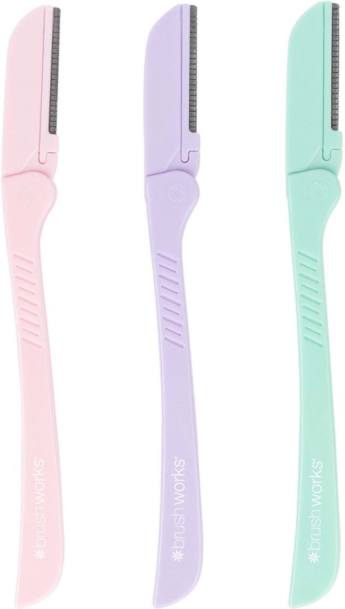 Tre pastellfargede barberhøvler i linje, rosa, lilla og mint, med teksturert grep og ordene #ourstworks på håndtakene.