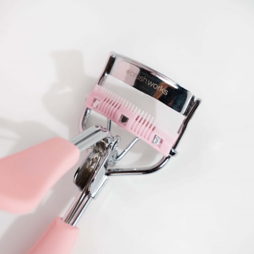 Ruskean pinkki ja hopea kasvojen rulla, jossa metallipäällyste.