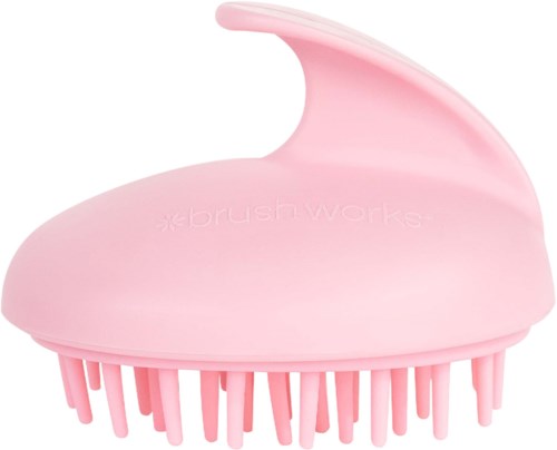En rosa silikonsk scalp massager med mjuka borst och ett böjt handtag för enklare användning.