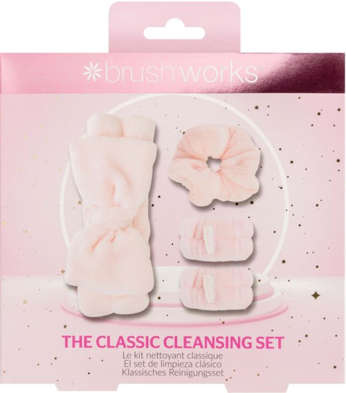 Ein Set mit rosa Reinigungszubehör, Socken und Haargummis in dekorativer rosa und weißer Verpackung.