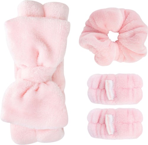 Ein Set aus weichen pinken Flausch-Accessoires: ein großer Fäustling, ein Haargummi und zwei kleinere Handgelenkbanden.