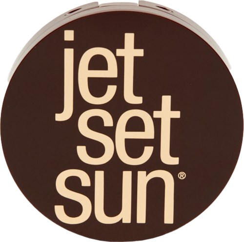 Een ronde logo met een donkere achtergrond en lichte tekst die "jet set sun" leest.