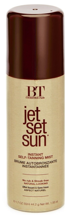 Een spuitbus met zelfbruinende mist genaamd 'Jet Set Sun' met een donkerbruine dop en beige body.