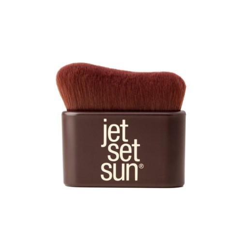 Een make-up penseel met een bruine steel en een groot, pluizig rood-bruin borsteltje.