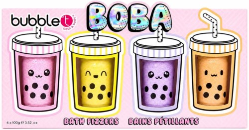 Pakning med fire boble tee badebomber i morsomme fargerike kopper med smilende ansikter og sugerør.