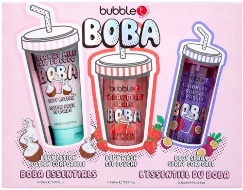 Pakke med tre Boba Essentials-produkter: kroppslotion, kroppsvask og kroppsspray med fruktige design og fargerike sugerør.