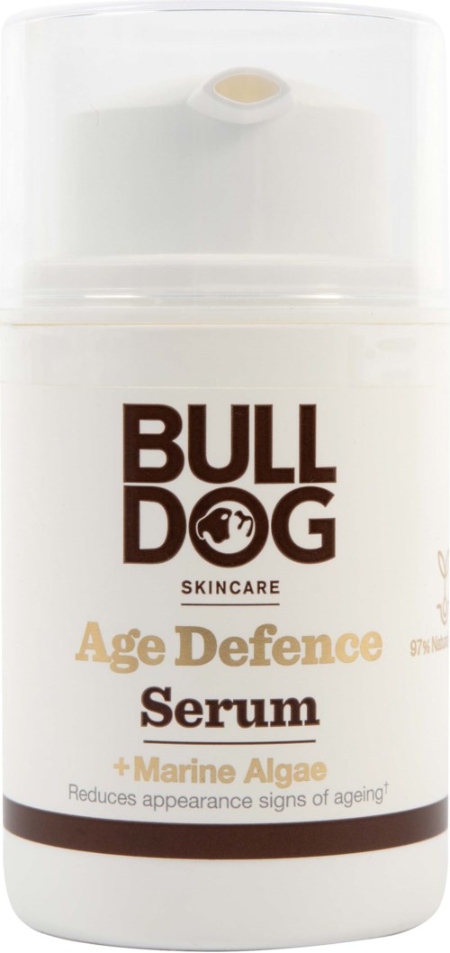 Eine weiße Flasche mit Bulldog-Hautserum, brauner und beiger Text, erwähnt Alterschutz und Meeresalgen.