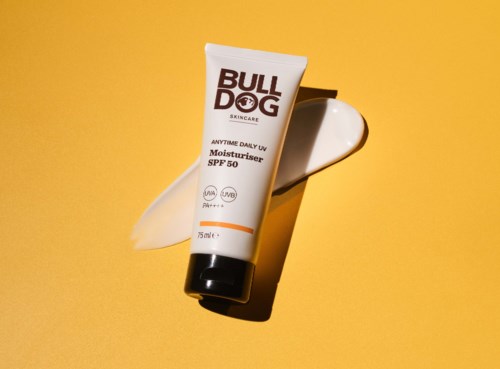 Een BULLDOG huidverzorging moisturiser tube met SPF 50, op een gele achtergrond met witte crème.