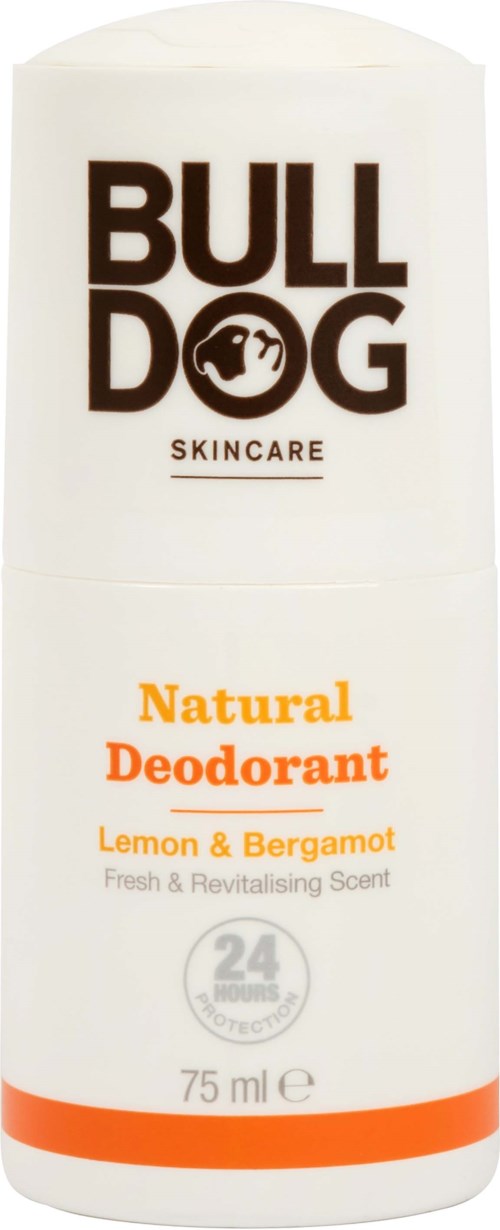 En hvit deodorantstift med svart, oransje og grå tekst, merket 'BULLDOG SKINCARE' og 'Natural Deodorant' med sitron og bergamot.