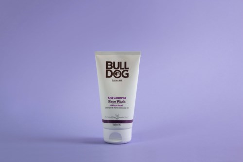 Eine Tube von Bull Dog Oil Control Face Wash vor einem lila Hintergrund.