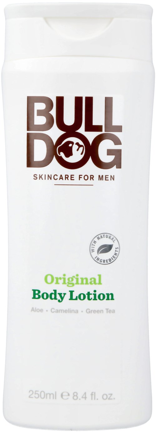 Eine weiße Flasche mit "BullDog" Logo, grüner Schrift für "Original Body Lotion" und Hundesilhouette