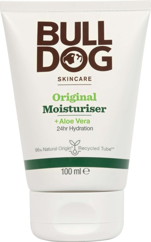 Een witte tube met groene en bruine tekst, getiteld als Bulldog skincare moisturizer met aloë vera voor 24 uur hydratatie.