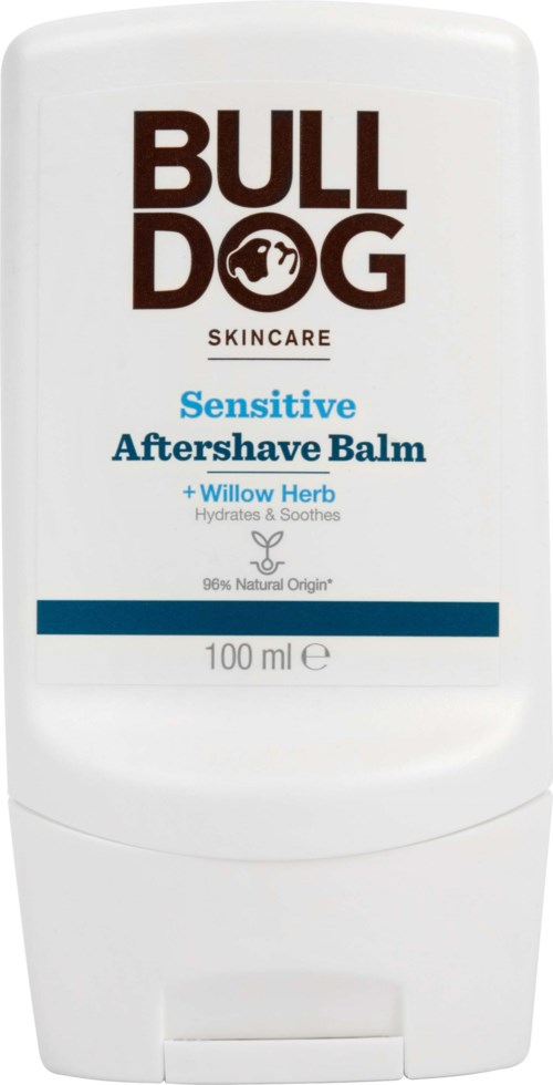 Een witte fles met klepdeksel, gemarkeerd 'BULL DOG Skincare Sensitive Aftershave Balm' met blauwe en zwarte tekst.