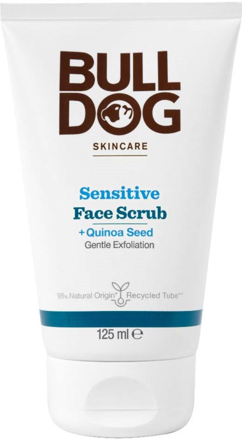 Valkoinen tuubi, jossa ruskea ja sininen teksti, nimeltään bulldog skincare sensitive face scrub quinoa siemenellä.