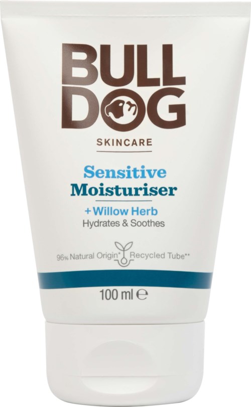 Een witte tube met label voor Bulldog Skincare Sensitive Moisturiser, met blauwe en bruine tekst, bevat 100 ml.