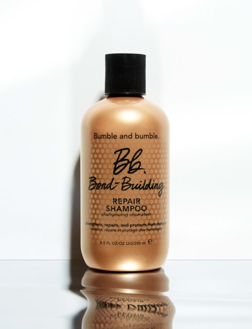 Bumble and bumble bond building repair shampoo Flasche mit schwarzem Deckel vor weißem Hintergrund.