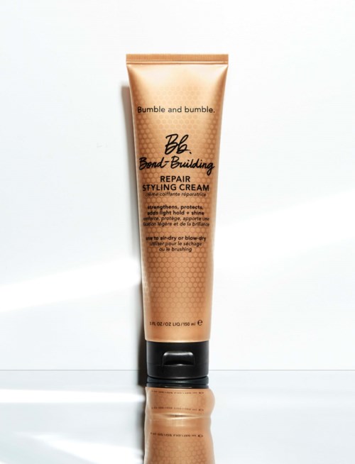 Eine Tube Bumble and bumble Reparatur Styling Creme steht aufrecht vor weißem Hintergrund.