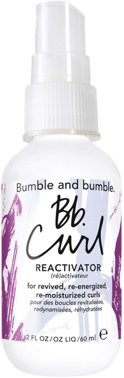 Eine weiße Flasche mit lila Streifen enthält Bumble and bumble Bb. Curl Reactivator Spray für Locken.