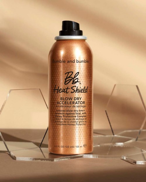 Goldene Spraydose von Bumble and Bumble Heat Shield für Föhnen. Einfach zu verwenden, schützt Haare vor Hitze.