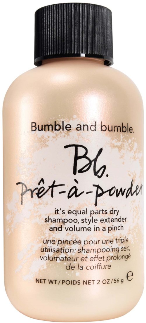 Eine kleine beige Flasche mit schwarzem Deckel, gekennzeichnet Bumble and Bumble Prêt-à-powder für Haarstyling.