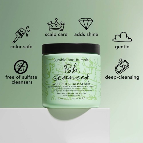 Ein grüner Behälter mit seabed whipped scalp scrub, Symbole für Kopfhautpflege, Glanz, sanft, sulfatsfrei und Tiefenreinigung.