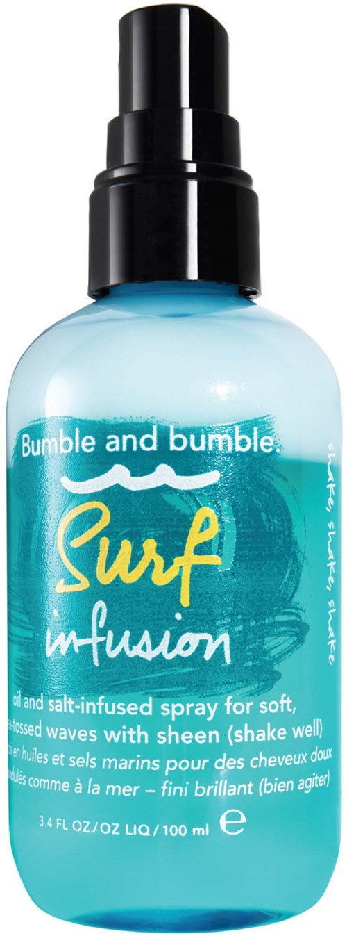 En blå sprayflaske merket 'Bumble and Bumble Surf Infusion' for hårstyling.
