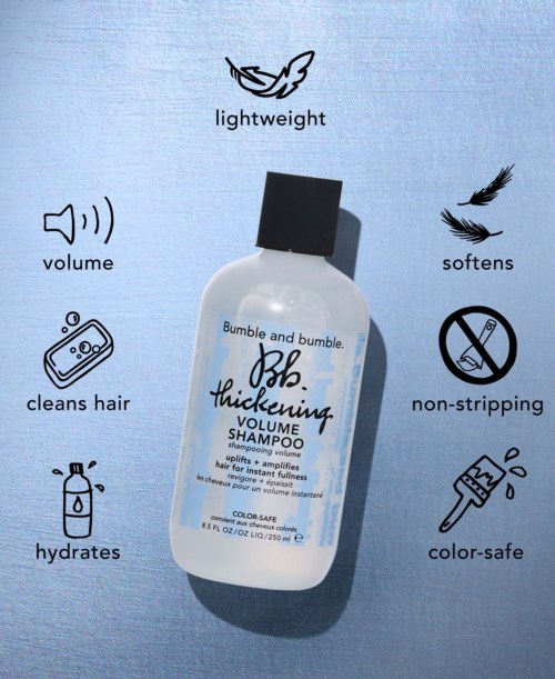 Eine Shampoo-Flasche mit der Aufschrift 'Thickening Volume Shampoo' und Symbolen für Volumen, Weichheit, Haare reinigen, hydratisieren, nicht-strapazierfähig, farbsicher, leicht.
