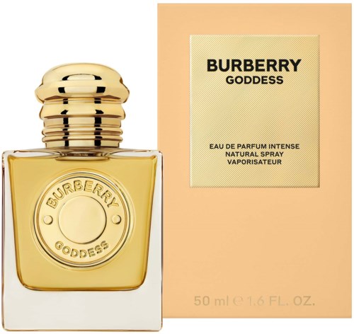 Ein Parfühflasche mit Burberry Goddess Aufdruck und eine passende Verpackung mit ähnlicher Beschriftung vor pfirsichfarbenem Hintergrund.