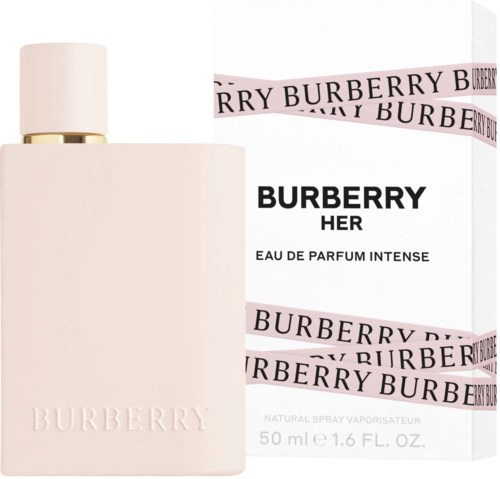 Eine hellrosa Parfümflasche mit gold- und weißen Akzenten neben ihrer Schachtel mit Burberry-Band.