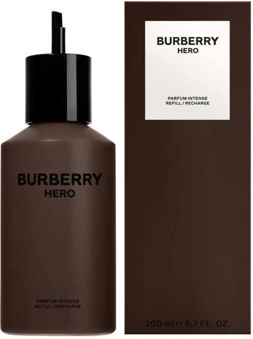 Eine braune Flasche und dazugehörige Verpackung, beschriftet mit Burberry Hero Parfüm, mit schwarzen und weißen Texten. Die Flasche hat einen schwarzen Deckel.