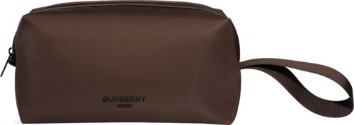 En brun väska med handtag, dragkedja och texten "BURBERRY HERO" på.