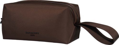 En brun väska med handtag och dragkedja, märkt Burberry Hero, som ofta används för att bära personliga saker.