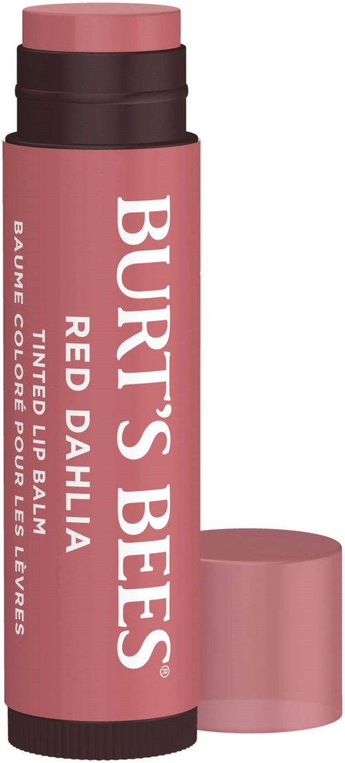 Een lippenbalsemstaaf met roze dop en label 'Burt's Bees Red Dahlia' voor gekleurd lippenbalsam.