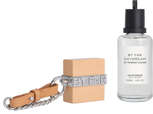 Eine 100-ml-Parfümflasche neben einem Schlüsselanhänger mit einer kleinen beigen Box. Die Flasche hat einen schwarzen Sprühkopf.