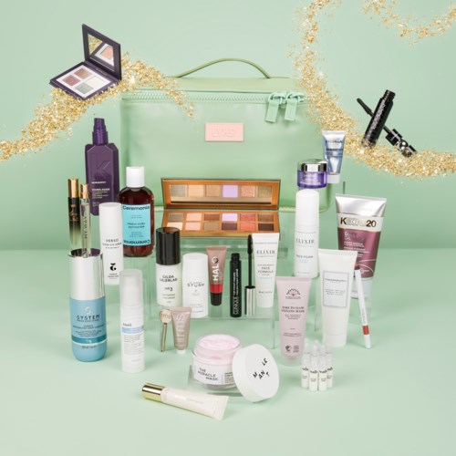 Een muntgroene tas met diverse huidverzorgings- en make-upproducten, met gouden versieringen en een spiegel.