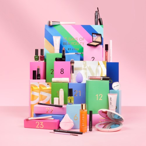 Een kleurrijke beauty adventskalender met genummerde deuren en diverse make-up en huidverzorgingsproducten.
