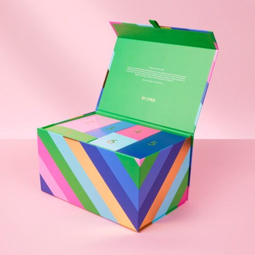 Kleurrijke geometrische verpakkingsdoos met vijf compartimenten, geopend om het interieur te tonen.