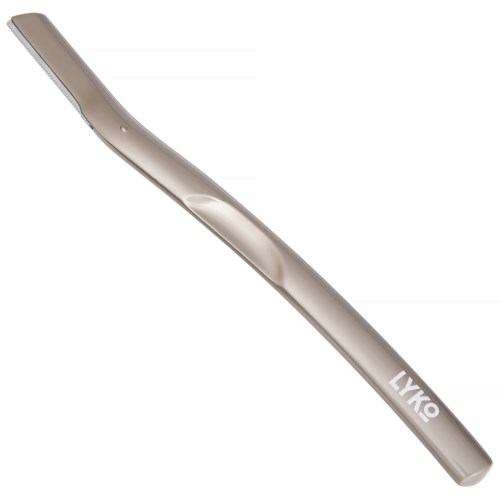 Een lang metalen voorwerp, gebogen met een gat aan het ene uiteinde, met 'LYKO' in witte letters.