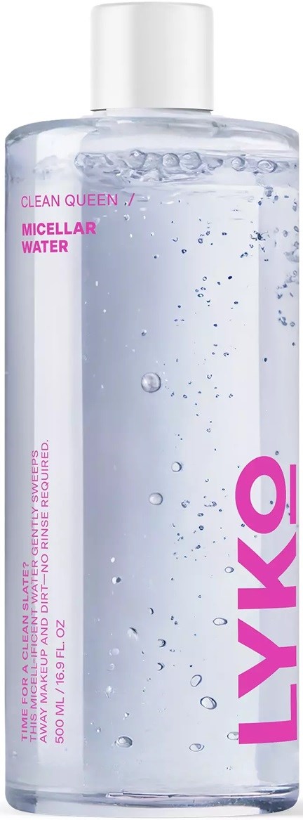 Eine klare Flasche mit Mizellenwasser, rosa Text und Blasen im Inneren, bezeichnet als Clean Queen.