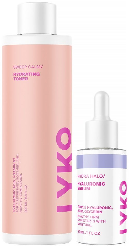 Twee huidverzorgingsflessen, één lange roze met tekst over hydraterende toner, en een kleinere doorzichtige met druppelaar, serum beschrijving.
