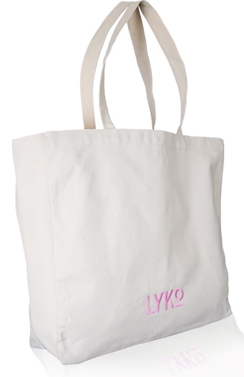 Eine schlichte weiße Stofftasche mit beige Griffen und pinkem Text "LYKO."