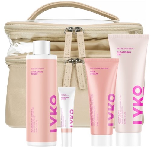Reisetasche mit Hautpflegeprodukten wie Toner, Gesichtscreme, Gel und Reinigung in rosa und weißen Flaschen.