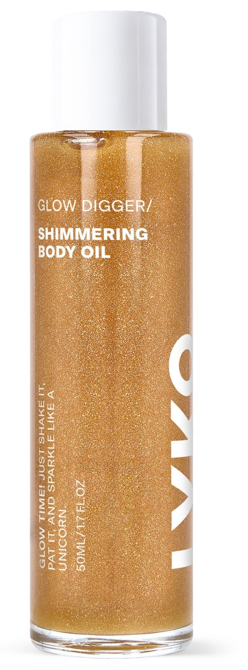 Ein goldener Schimmer-Körperöl in einer klaren Flasche mit weißem Deckel. Das Etikett lautet 'Glow Digger/ Shimmering Body Oil.'