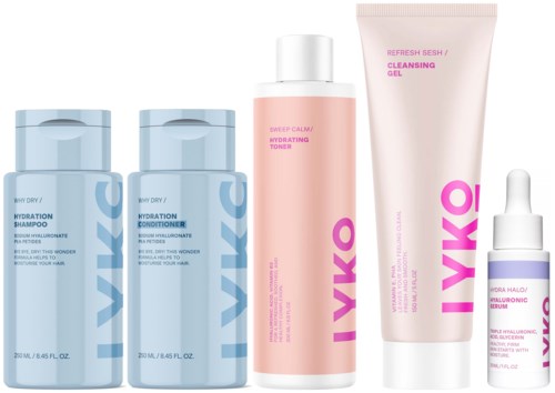 Een set verzorgingsproducten met shampoo, conditioner, tonic, reinigingsgel en serum, allemaal in lichtroze en blauwe flessen.