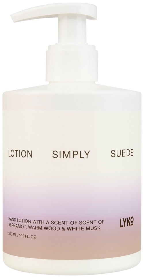 Eine weiße Pumpflasche mit Handlotion, beschriftet mit 'SimpLy Suede' und Duft von Bergamotte und warmem Holz.
