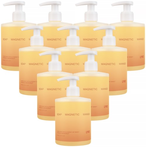 Negentien gelezeepflessen met witte pompen zijn gerangschikt in drie rijen. Ze zijn gelabeld "MAGNETIC MANGO."