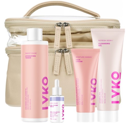 Hautpflege-Set mit beiger Tasche, pinken und weißen Flaschen und Tuben für Gesicht und Feuchtigkeit.
