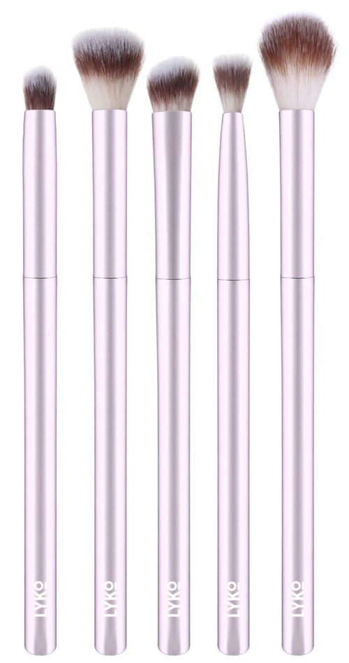 Vijf make-up kwasten met roze handvat en zachte haren in verschillende formaten.