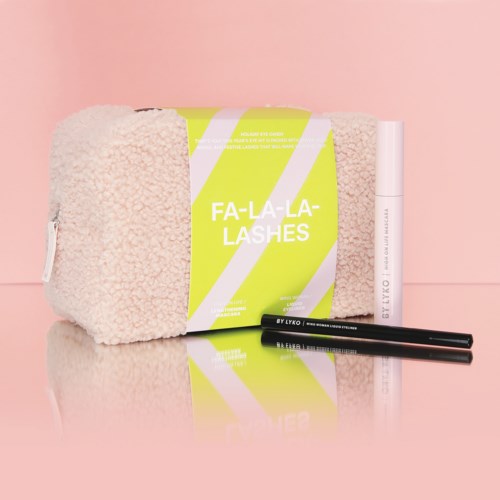 Een pluizige tas, gele en witte verpakking met een witte tube, en een zwarte eyelinerpotlood tegen een roze achtergrond.