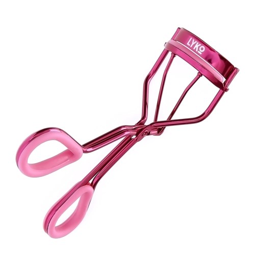 Een roze wimperkrabber met handgrepen, gebruikt om wimpers te krullen voor schoonheid.